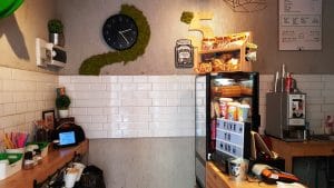 5 to Go Caderea Bastiliei, o cafenea mica si o frumoasa cafegita blonda