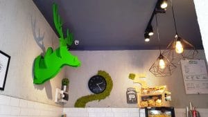 5 to Go Caderea Bastiliei, o cafenea mica si o frumoasa cafegita blonda