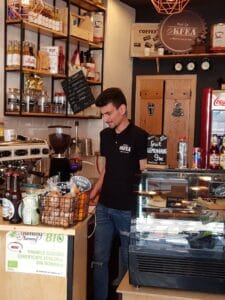 Culmea client service-ului la OKfea, cafenea mica si juice bar in Calea Victoriei