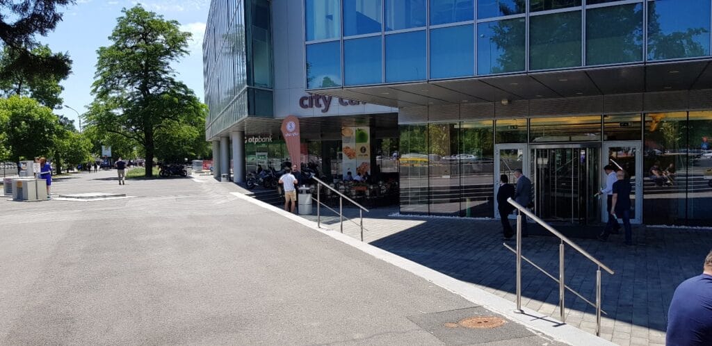 City Cafe de la City Gate, in Piata Presei Libere