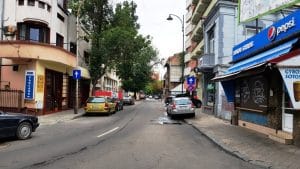 Strada Mihail Eminescu pe la Tunari, cu Trattoria Julya si bistroul Mon Paris