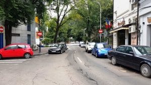 Strada Mihail Eminescu pe la Tunari, cu Trattoria Julya si bistroul Mon Paris