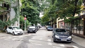 Strada Mihail Eminescu pe la Tunari, cu Trattoria Julya si bistroul Mon Paris