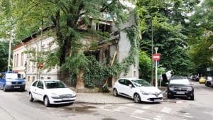 Strada Mihail Eminescu pe la Tunari, cu Trattoria Julya si bistroul Mon Paris