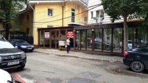 Strada Mihail Eminescu pe la Tunari, cu Trattoria Julya si bistroul Mon Paris