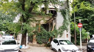 Strada Mihail Eminescu pe la Tunari, cu Trattoria Julya si bistroul Mon Paris