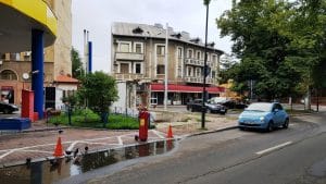 Strada Mihail Eminescu pe la Tunari, cu Trattoria Julya si bistroul Mon Paris