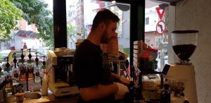 5 to Go Brezoianu, cafenea mica si boema, pentru cei de la Palatul Universul