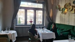 Cină cu femei frumoase la Savart Restocracy