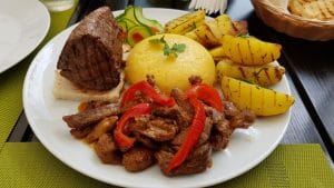 La Costas, restaurant cu specific multicuisine pe Jean Louis Calderon