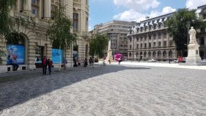 Piata Universitatii din Bucuresti, Centrul Vechi cu multelel lui restaurante si cafenele