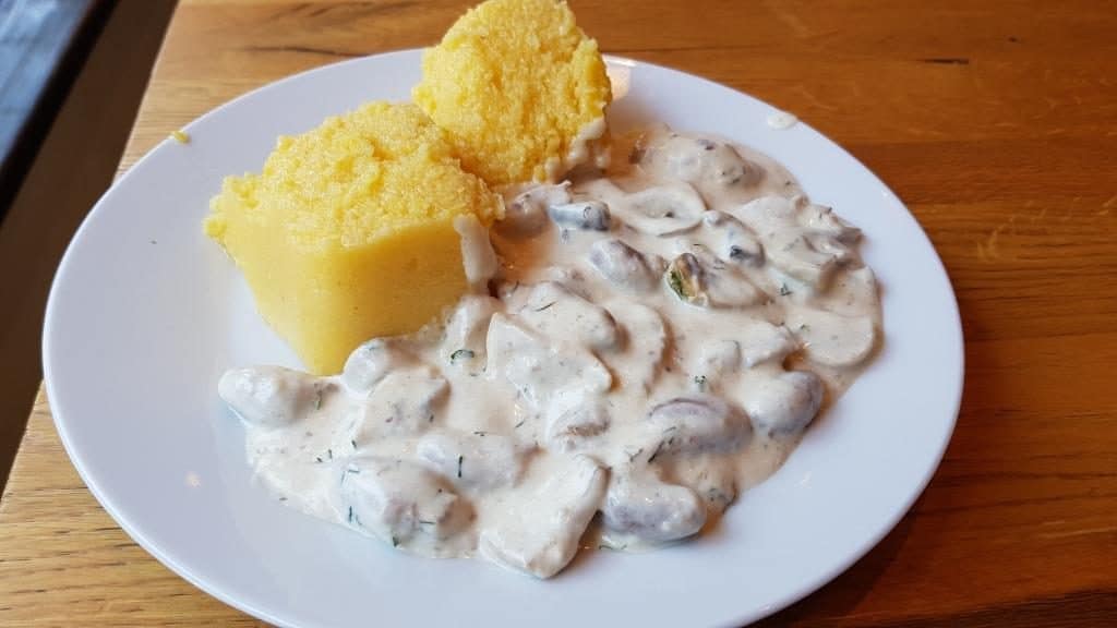 Refill, bistrou cu autoservire la Piata Victoriei