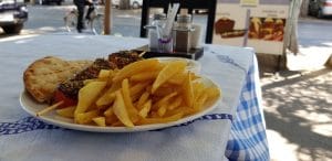 Zorba's Taverna, restaurant traditional grecesc in Pache Protopopescu