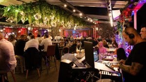 Aperitivo Bar & Lounge by Isoletta, restaurant pe ponton in Parcul Herastrau