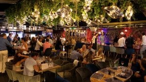 Aperitivo Bar & Lounge by Isoletta, restaurant pe ponton in Parcul Herastrau