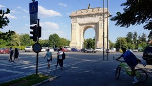 Arcul de Triumf, cu Arc Bakery si restaurantul Il Corso