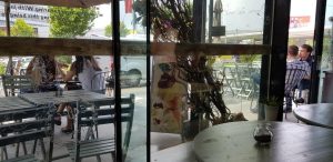 Cafe de Fleurs, bistrou in Globalworth Plaza