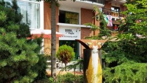 Hotel Caro cu restaurantele La Vitrine si Clasic, Terasa Glucoza si winebarul 1000 de Chipuri