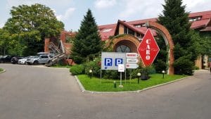 Hotel Caro cu restaurantele La Vitrine si Clasic, Terasa Glucoza si winebarul 1000 de Chipuri