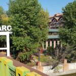 Hotelul si complexul de birouri si restaurante Caro, lacul din spate