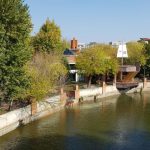 Hotelul si complexul de birouri si restaurante Caro, lacul din spate