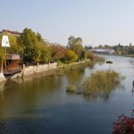 Hotelul si complexul de birouri si restaurante Caro, lacul din spate