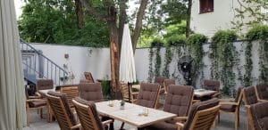 Nido Secret Garden, terasa restaurantului din Aleea Alexandru