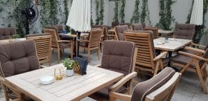 Nido Secret Garden, terasa restaurantului din Aleea Alexandru