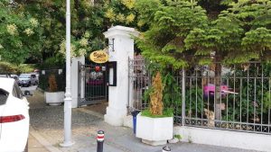 Piata Amzei intre Mendeleev si Christian Tell, cu restaurantul Barrio si Tonka