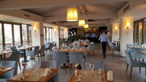 Salonul restaurantului de la Hotel Caro