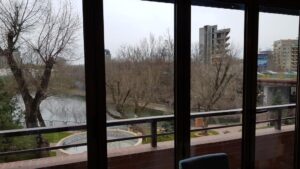 Panorama de la geamul restaurantului