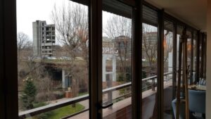 Panorama de la geamul restaurantului