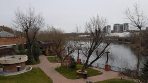 Panorama de la geamul restaurantului