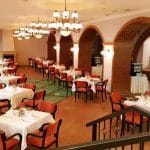 Restaurantul Clasic de la demisolul Hotelului Caro, cu specific romanesc