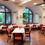 Restaurantul Clasic de la demisolul Hotelului Caro, cu specific romanesc