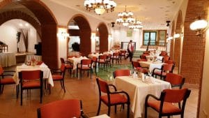 Restaurantul Clasic de la demisolul Hotelului Caro, cu specific romanesc