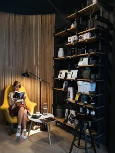 Cititoare la Cafeneaua Meron din Brezoianu