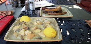 La Cocosu Rosu, restaurant traditional romanesc in cartierul Militari din Bucuresti