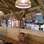 La Muma Padurii, restaurant cu terasa in padure la Edenland Park in Balotesti