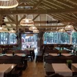 La Muma Padurii, restaurant cu terasa in padure la Edenland Park in Balotesti