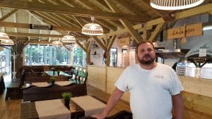 La Muma Padurii, restaurant cu terasa in padure la Edenland Park in Balotesti