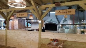 La Muma Padurii, restaurant cu terasa in padure la Edenland Park in Balotesti