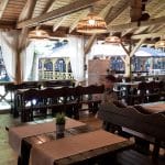La Muma Padurii, restaurant cu terasa in padure la Edenland Park in Balotesti