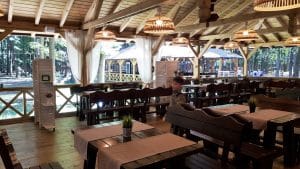 La Muma Padurii, restaurant cu terasa in padure la Edenland Park in Balotesti