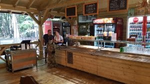 La Muma Padurii, restaurant cu terasa in padure la Edenland Park in Balotesti