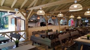 La Muma Padurii, restaurant cu terasa in padure la Edenland Park in Balotesti