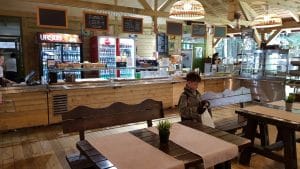 La Muma Padurii, restaurant cu terasa in padure la Edenland Park in Balotesti