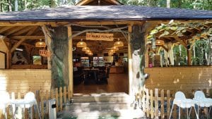 La Muma Padurii, restaurant cu terasa in padure la Edenland Park in Balotesti