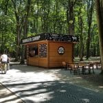 La Muma Padurii, restaurant cu terasa in padure la Edenland Park in Balotesti