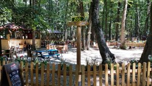 La Muma Padurii, restaurant cu terasa in padure la Edenland Park in Balotesti